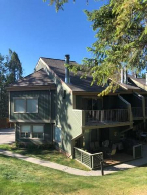 Akiskinook at Windermere Lake - Private beach access - New pool and hot tub now open!